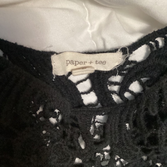 Crocheted lace like trendy crop top with fringe - Picture 4 of 4